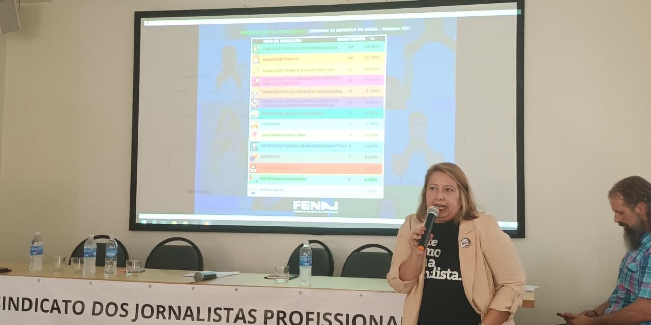 Violência contra jornalistas no Brasil cai, mas cerceamento judicial preocupa