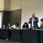 FENAJ discute organização sindical da juventude jornalista em mesa do 100º Congresso da FIJ